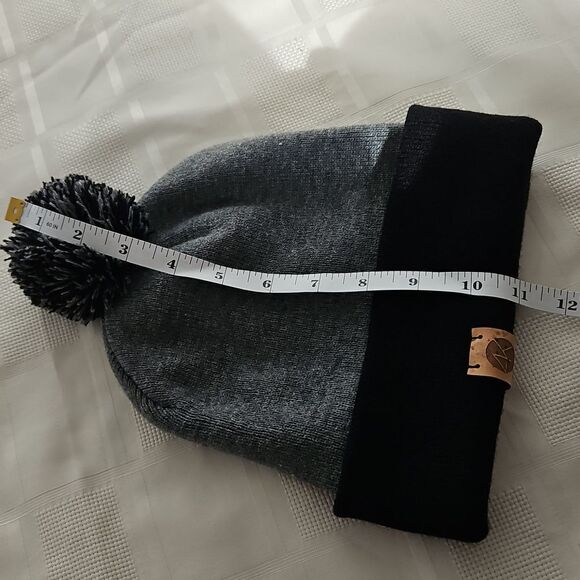 Oakley Women's Gray and Black Pom-Pom Beanie Hat One Size - Picture 11 of 16